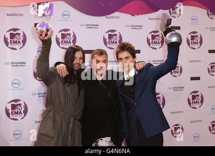 (Von links nach rechts) Tomo Milicevic, Shannon Leto und Jared Leto von 30 Sekunden zum Mars im Presseraum bei den MTV Europe Music Awards 2011 in der Odyssey Arena, Belfast. Stockfoto