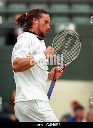 Keine kommerzielle Nutzung: Australiens Pat Rafter im Kampf gegen Schwedens Jonas Bjorkman, auf Court One, bei den Wimbledon Tennis Championships, London. Stockfoto