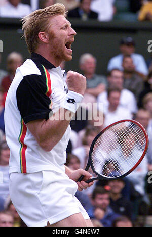 Keine kommerzielle Nutzung. Der Deutsche Boris Becker feiert seinen Sieg gegen den deutschen Landsmann Nicolas Kiefer beim zweiten Lauf bei den Wimbledon-Tennismeisterschaften. Stockfoto