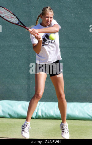 Keine kommerzielle Nutzung. Die Russin Anna Kournikova während einer Pactice Session bei den Wimbledon Tennis Championships, vor ihrem Spiel gegen die Argentinierin Ines Gorrochategui. Stockfoto