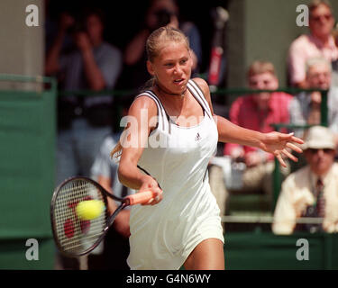 Keine kommerzielle Nutzung. Die Russin Anna Kournikova in Aktion während ihres Spiels gegen den venezolanischen Ma Alejandra Vento bei den Wimbledon Tennis Championships. Stockfoto