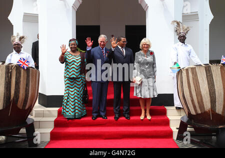 Der Prinz von Wales und die Herzogin von Cornwall stehen zusammen mit Tansanias Präsident Jakaya Mrisho Kikwete und First Lady Salma Kikwete auf den Stufen des Staatshauses in dar es Salaam für eine offizielle Begrüßung am zweiten Tag einer viertägigen Tour durch das Land. Bilddatum: Montag, 7. November 2011. Siehe PA Story ROYAL Tanzania. Bildnachweis sollte lauten: Gareth Fuller / PA Wire Stockfoto