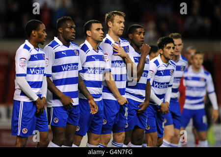 Fußball - npower Football League Championship - Nottingham Forest / Reading - City Ground. Leseplayer bilden eine Wand Stockfoto