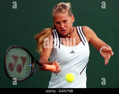 Keine kommerzielle Nutzung: Russische Tennisstar Anna Kournikova im Einsatz während ihres Spiels gegen Venus Williams (USA) bei den Wimbledon Tennis Championships. Stockfoto