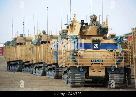 Soldaten der D-Geschwader Royal Scots Dragoon Guards bemechten die 'Warthogs' Geländewagen in Camp Bastion, Afghanistan. Stockfoto