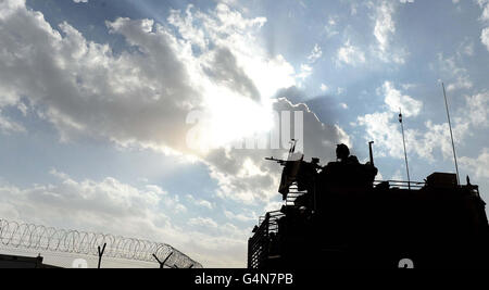 Soldaten der D-Geschwader Royal Scots Dragoon Guards bemechten die 'Warthogs' Geländewagen in Camp Bastion, Afghanistan. Stockfoto