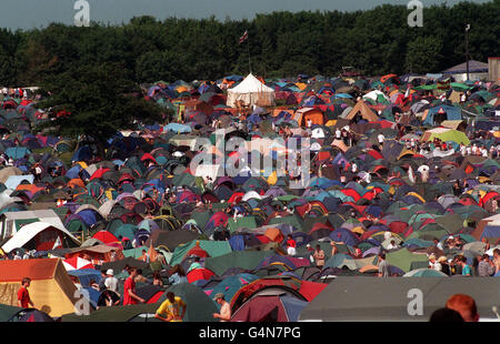 Glastonbury/Tents/2. Ein Meer von Zelten beim Glastonbury Festival 1999. Stockfoto