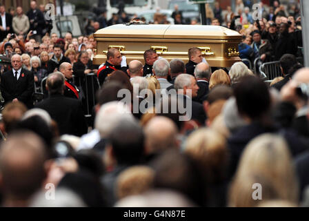 Der Sarg von Sir Jimmy Savile wird vor der römisch-katholischen St. Anne's Cathedral in Leeds getragen, wo sein Begräbnis stattfand. Stockfoto