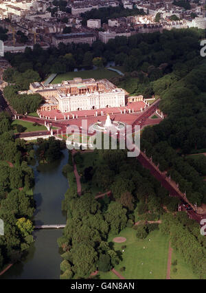 Eine Luftaufnahme des Buckingham Palace, London, zeigt auch den St Jame's Park (unten links), die Mall, das Victoria Memorial (Mitte) und das Palastgelände. Stockfoto