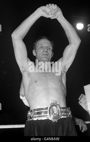 Der ehemalige britische Schwergewicht- und Europameister-Boxer Henry Cooper mit dem Meisterschaftsgürtel, nachdem er den britischen Schwergewichtstitel gewonnen hatte, indem er Jack Bodell in Wembley in London besiegt hatte. Stockfoto