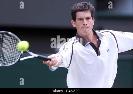 Keine Kommerzielle Nutzung. Der britische Tennisstar Tim Henman in Wimbledon bei seinem Halbfinalspiel gegen Pete Sampras aus den USA in Aktion. Stockfoto