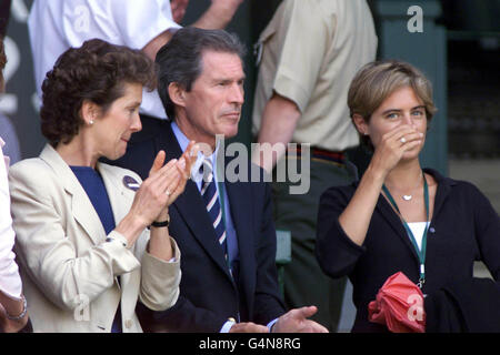 Keine Kommerzielle Nutzung. Tim Henmans Eltern Jane und Tony und seine Freundin Lucy Heald beobachten ihn in seinem Halbfinalspiel gegen Pete Sampras aus den USA in Wimbledon. Stockfoto