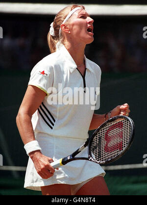 Keine Kommerzielle Nutzung. Die deutsche Steffi Graf feiert den Sieg über Mirjana Lucic aus Kroatien 6-7, 6-4, 6-3 in ihrem Halbfinalspiel in Wimbledon. Stockfoto