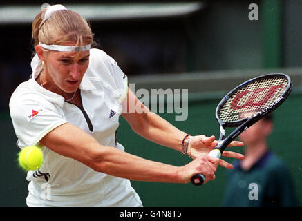 Keine Kommerzielle Nutzung. Die Deutsche Steffi Graf in Aktion während ihres Halbfinalmatches gegen Mirjana Lucic aus Kroatien in Wimbledon. Graf besiegte Lucic 6-7, 6-4, 6-3 . 13/7/99: Graf gibt bekannt, dass sie zum Ende der Saison 1999 in den Ruhestand gehen wird. Stockfoto