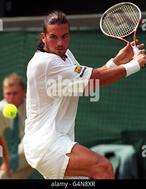 Keine Kommerzielle Nutzung. Pat Rafter aus Australien in Aktion während seines Halbfinalmatches gegen den amerikanischen Andre Agassi in Wimbledon. Stockfoto