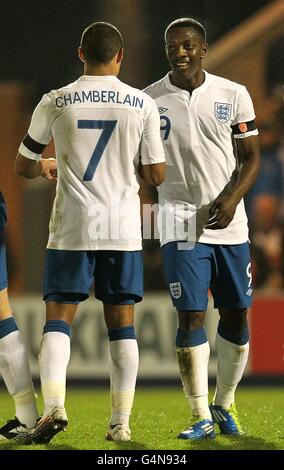 Fußball - UEFA U21-Europameisterschaft - Gruppe 8 - England gegen Island - Weston Homes Community Stadium. Der Engländer Marvin Sordell (rechts) feiert mit seinem Teamkollegen Alex Oxlade-Chamberlain (links), nachdem er das Eröffnungstreffer seines Teams erzielt hat. Stockfoto