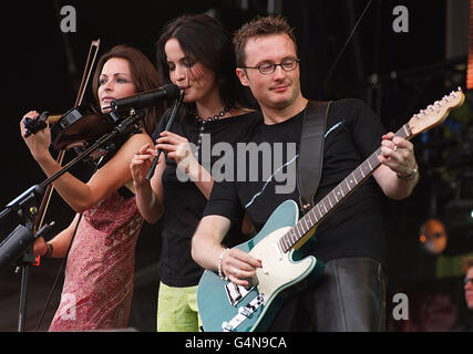 Mitglieder der irischen Popgruppe The Corrs (von links) Sharon, Andrea und Jim treten während der 95.8 Capital FM „Party in the Park“ für den Princes Trust im Londoner Hyde Park auf. * 8/1/2001: Die Corrs, die in der Stadt, in der ihre Mutter vor 14 Monaten starb, ein Spendenkonzert veranstalten. Jean Corr, 57, deren Kinder Andrea, Caroline, Sharon und Jim die Gruppe bilden, wartete auf eine Lungentransplantation im Freeman Hospital in Newcastle upon Tyne, als sie starb. Die Show, ein zusätzliches Datum auf der aktuellen UK-Tour der Band, wird voraussichtlich im Bereich von 100,000 für das Krankenhaus aufsteigen. Stockfoto