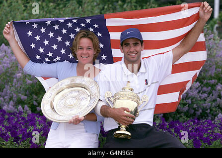 Keine kommerzielle Nutzung : Wimbledon Einzelgewinner Lindsay Davenport und Pete Sampras beide aus den USA feiern ihre Siege in Wimbledon. Sampras besiegte Agassi 6-3 6-4 7-5 und Davenport besiegte Graf 6-4 7-5. Stockfoto