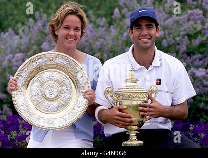 Keine kommerzielle Nutzung : Wimbledon Einzelgewinner Lindsay Davenport und Pete Sampras beide aus den USA feiern ihre Siege in Wimbledon. Sampras besiegte Agassi 6-3 6-4 7-5 und Davenport besiegte Graf 6-4 7-5. Stockfoto