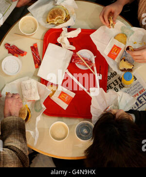 Generisches Bild von Leuten, die McDonalds im Trafford Centre, Manchester essen. Stockfoto