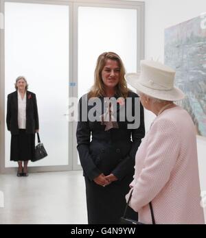 Die britische Königin Elizabeth II. Trifft den Künstler Tracey Emin vor JMW Turners Gemälde "Crossing the Brook", bei einem Besuch der Turner Contemporary Gallery in Margate, Kent. Stockfoto