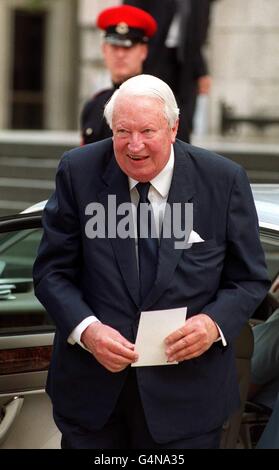 Der ehemalige britische Premierminister Edward Heath kommt bei der Gedenkfeier für den verstorbenen König Hussein von Jordanien in der St. Pauls Cathedral an. Mehr als 2,000 Menschen nahmen an dem einstündigen Gottesdienst zum Gedenken an den König Teil, der im Februar an Krebs starb. Stockfoto