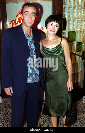 Der schottische Schauspieler John Hannah, der 1999 mit seiner Frau Joanna Roth das Remake des 1930er-Films „The Mummy“ bei den Oscar Moore Screenwriting Prize Awards im Planet Hollywood in London mitbrachte. Stockfoto