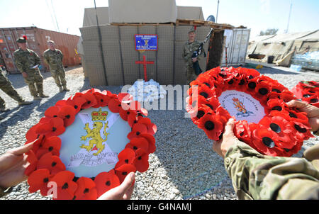 Soldaten der Alpha Grenadier Company (The Black Watch), 3. Schotten Bataillon besuchen einen Gedenkgottesdienst in der Patrol Base Kalang in nad e Ali in Afghanistan. Stockfoto