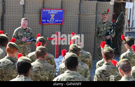 Soldaten der Alpha Grenadier Company (The Black Watch), 3. Schotten Bataillon besuchen einen Gedenkgottesdienst in der Patrol Base Kalang in nad e Ali in Afghanistan. Stockfoto
