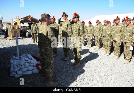 Soldaten der Alpha Grenadier Company (The Black Watch), 3. Schotten Bataillon besuchen einen Gedenkgottesdienst in der Patrol Base Kalang in nad e Ali in Afghanistan. Stockfoto