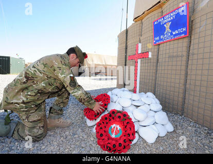 Privat Jake Noble, 18, legt beim Gedenkgottesdienst einen Kranz nieder, an dem Soldaten der Alpha Grenadier Company (The Black Watch), des 3. Schottischen Bataillons auf der Patrol Base Kalang in nad e Ali in Afghanistan teilnehmen. Stockfoto