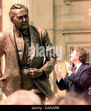 Premierminister Tony Blair und Lady Wilson, die Witwe des ehemaligen Labour-Premierministers Harold Wilson, bewundern eine Statue zu Ehren Wilson, die in Huddersfield enthüllt wurde. Stockfoto