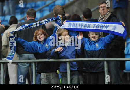 Fußball - FA Cup - erste Runde - Halifax Town / Charlton Athletic - The Shay. FC Halifax Fans in den Tribünen während des FA Cup, First Round Match im Shay Stadium, Halifax. Stockfoto