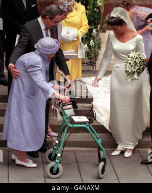 Königin Ingrid von Dänemark (links) begrüßt die Braut, Prinzessin Alexia von Griechenland, auf den Stufen der griechisch-orthodoxen Kathedrale der Heiligen Sophia in Bayswater, West-London, nach der Hochzeit der Prinzessin mit Carlos Morales Quintana von Spanien. Stockfoto