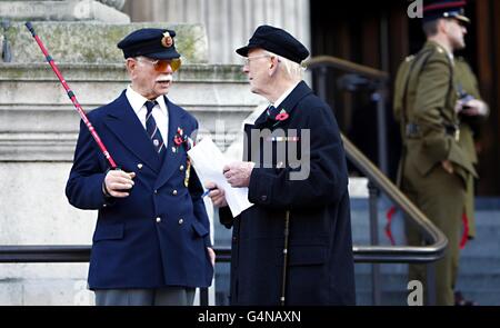 Ein Gedenkgottesdienst in der St Paul's Cathedral in London, während ehemalige Soldaten vor der Kathedrale stehen. Stockfoto