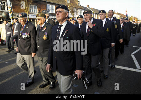 Mitglieder der Royal British Legion marschieren am Gedenktag am Royal Wootton Bassett vorbei. Stockfoto