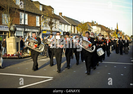 Erinnerungssonntag. Eine Band führt am Remembrance Sunday den marsch am Kriegsdenkmal im Royal Wootton Bassett vorbei. Stockfoto