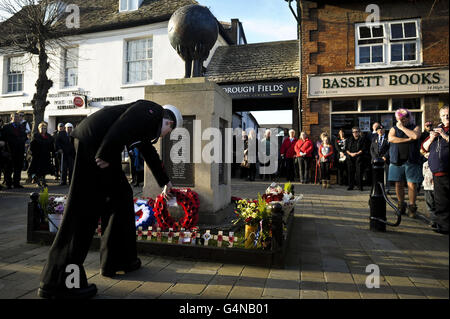 Ein Seekadet legt am Gedenktag am Royal Wootton Bassett einen Kranz neben dem Kriegsdenkmal ab. Stockfoto