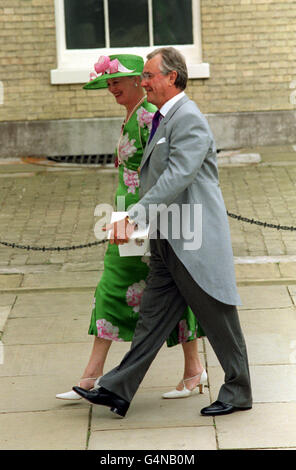 Königin Margarethe und Prinz Henri von Dänemark kommen am 9. Juli 1999 im Kenwood House zum Empfang nach der Hochzeit von Prinzessin Alexia von Griechenland mit Carlos Morales Quintana in der griechisch-orthodoxen Kirche in London an. Stockfoto