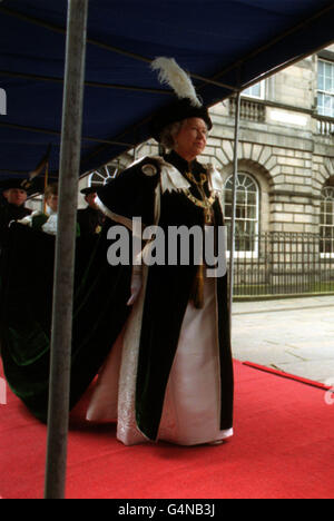 Die Königin, die an der Installation von Lord Mackay von Clashfern als Ritter des Ordens der Thistle teilnahm. Der Orden wurde dem ehemaligen Kanzler bei einer Zeremonie in der St. Giles Cathedral in Edinburgh verliehen und ist die höchste Ehre in Schottland. Stockfoto