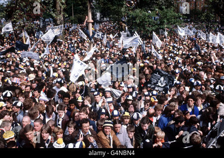 PA News Photo 17/5/81 Fans winken mit ihren Spruchbändern und warten vor dem Rathaus von Tottenham auf die F.A. Pokalsieger von Tottenham Hotspur, um sich selbst und die Trophäe zu parieren. Sie schlugen Manchester City 3-2 in einer Wiederholung im Wembley Stadium, London Stockfoto