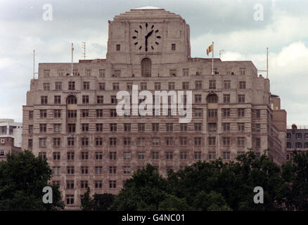 Shell-Mex House, am Strand in London, dem ehemaligen Hauptsitz des anglo-holländischen Ölgiganten Shell, zieht seit dem Verkauf durch seine Eigentümer im Jahr 1999 viele Bieter an. Stockfoto