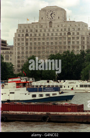 Shell-Mex House, am Strand in London, dem ehemaligen Hauptsitz des anglo-holländischen Ölgiganten Shell, zieht seit dem Verkauf durch seine Eigentümer im Jahr 1999 viele Bieter an. Stockfoto