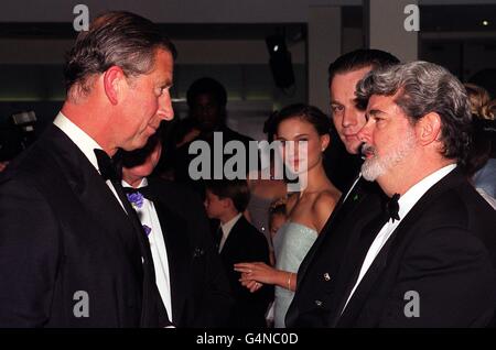 Prinz Charles (L) begrüßt Regisseur George Lucas (R), während die Stars Ewan (2. R) McGregor und Natalie Portman (3. R) die Royal Premiere von Star Wars: Episode 1, The Phantom Menace, am Leicester Square in London betrachten. Stockfoto