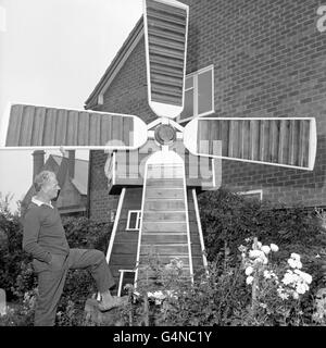 Der Niederländer Jack Bolhuis von Dutch Garden, Albion Street, Wall Heath, Staffordshire, ist auf diesem Bild mit seiner größeren als normalen Zierwindmühle im Garten seines englischen Heims zu sehen. Die Windmühle wurde von einem Freund für ihn gebaut, um ihn an sein anderes Zuhause, Holland, zu erinnern. Stockfoto