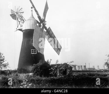 Windkraft war vor 160 Jahren ausreichend, aber heute brauchen Landwirte Strom. Das Central Electricity Generating Board Kraftwerk in West Burton, Nottinghamshire, verbrennt 18,000 Tonnen Kohle pro Tag, um Strom für Landwirte, Fabriken und Häuser zu erzeugen. North Leverton Windmühle spielt noch immer eine wichtige Rolle im lokalen Leben. Den ganzen Winter über bringen die Bauern ihr Getreide zum Vermahlen in Tierfutter. Stockfoto