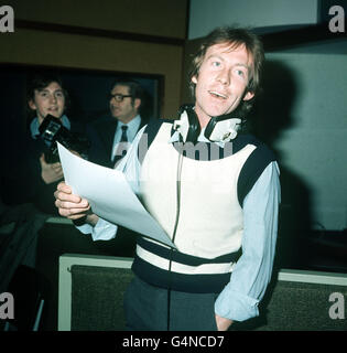 PA News Photo 15/2/78 Prinzessin Margarets Freund Roddy Llewellyn während einer Aufnahmesession in seiner Rolle als Pop-Sängerin in einem Londoner Studio in der Oxford Street * 9/2/02: Prinzessin Margaret ist heute Morgen friedlich im Schlaf gestorben, teilte Buckingham Palace mit. In einer Erklärung sagte der Palast, dass die Prinzessin um 6.30 Uhr im King Edward VII Hospital in London starb. Stockfoto