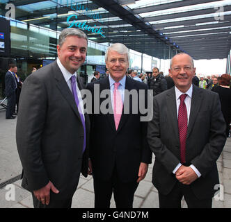 Ehemaliger Premierminister Sir John Major (Mitte) mit Stewart Wingate (links) Chief Executive des Flughafens Gatwick und Sir David Rowlands (rechts) Chariman vom Flughafen Gatwick, nach der offiziellen Eröffnung der neuen North Terminal Erweiterung am Flughafen Gatwick, West Sussex. Stockfoto