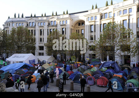 Antikapitalistische Demonstranten, die im Rahmen des Occupy London Stock Exchange Protests einen Monat lang vor der St Paul's Cathedral gezeltet wurden, müssen heute ihre Zelte aufgeben oder vor dem High Court Klage erheben. Nachdem die City of London Corporation gestern eine rechtliche Räumungsanzeige auf die Aktivisten, die ihnen bis heute 18 Uhr zu verlassen. Stockfoto