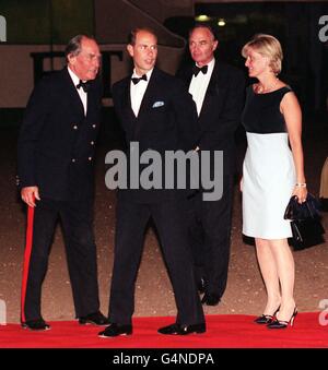 Der Graf (2. Links) und die Gräfin von Wessex kommen am Earls Court an und treten zum ersten Mal seit der königlichen Hochzeit gemeinsam auf. Edward war bei der Veranstaltung, um den Gruß am ersten Tag des letzten Royal Tournament zu nehmen. * Edward war der erste, der mit Royal Tradition zu bremsen, als er von der Royal Marines im Januar 1987 zurückgetreten. Stockfoto